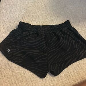 LULULEMON size 6 2.5” shorts